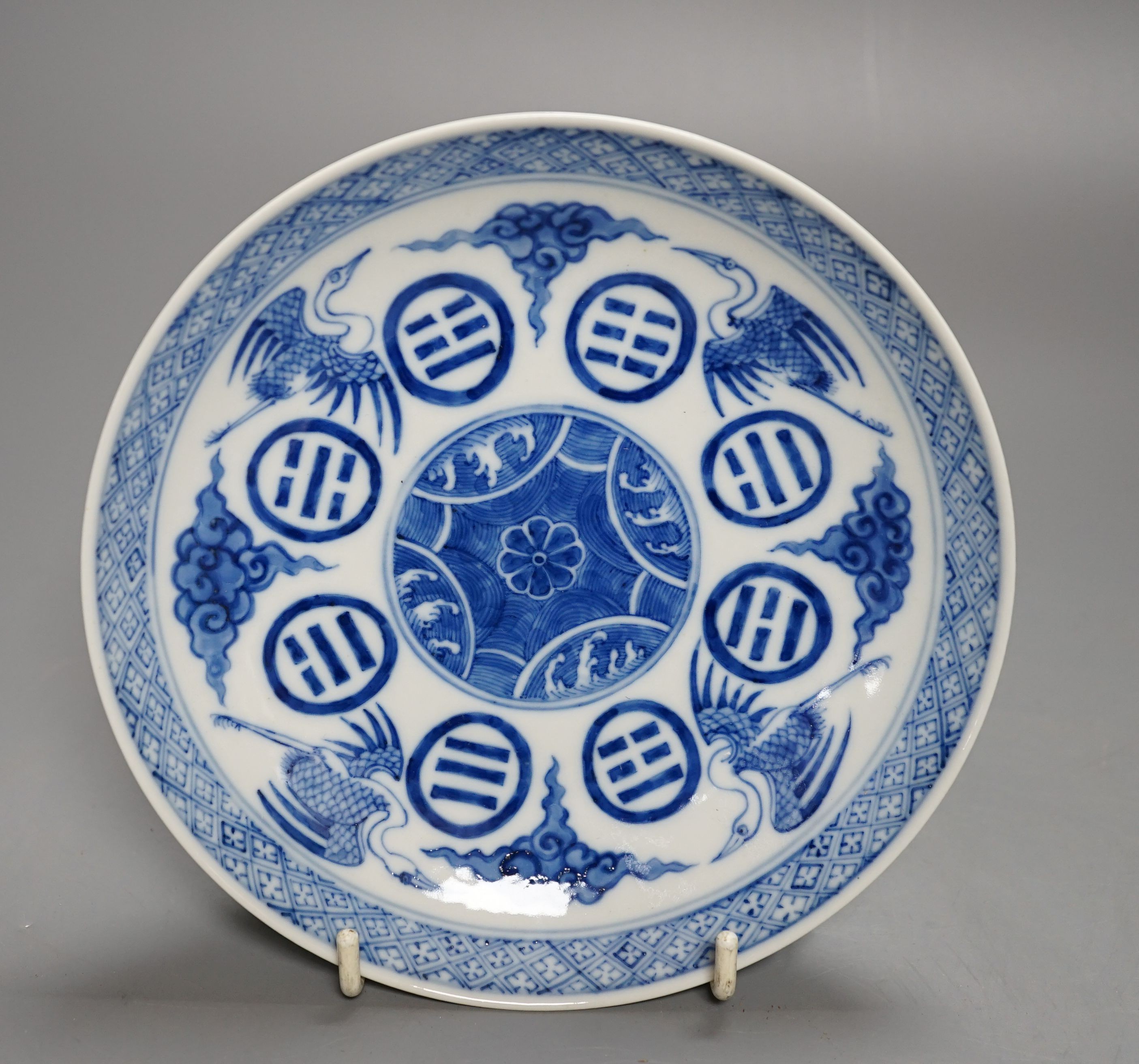 A Chinese blue and white saucer dish 17cm